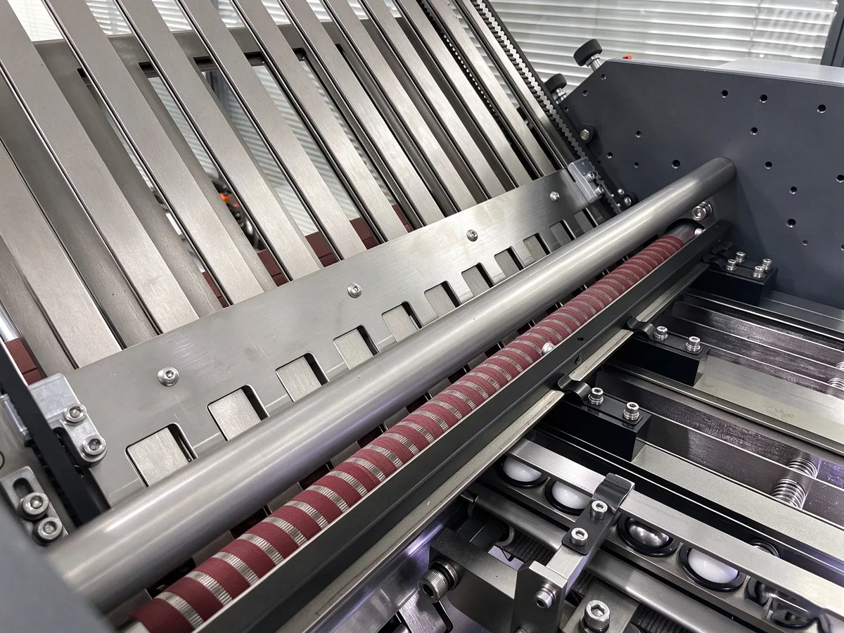 How to adjust guide plate gap on a buckle folding machine